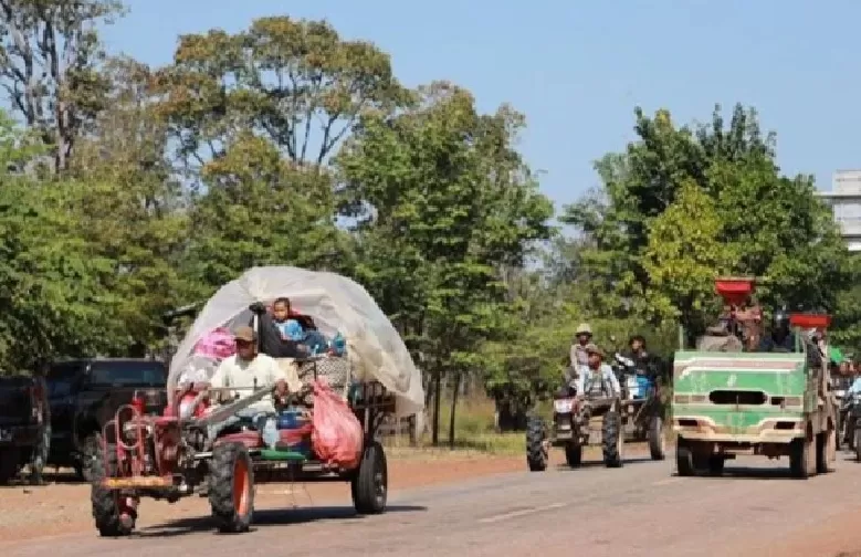 Warga sipil Kamboja mengungsi dari rumah mereka di dekat perbatasan dengan Thailand di provinsi Preah Vihear, Kamboja.