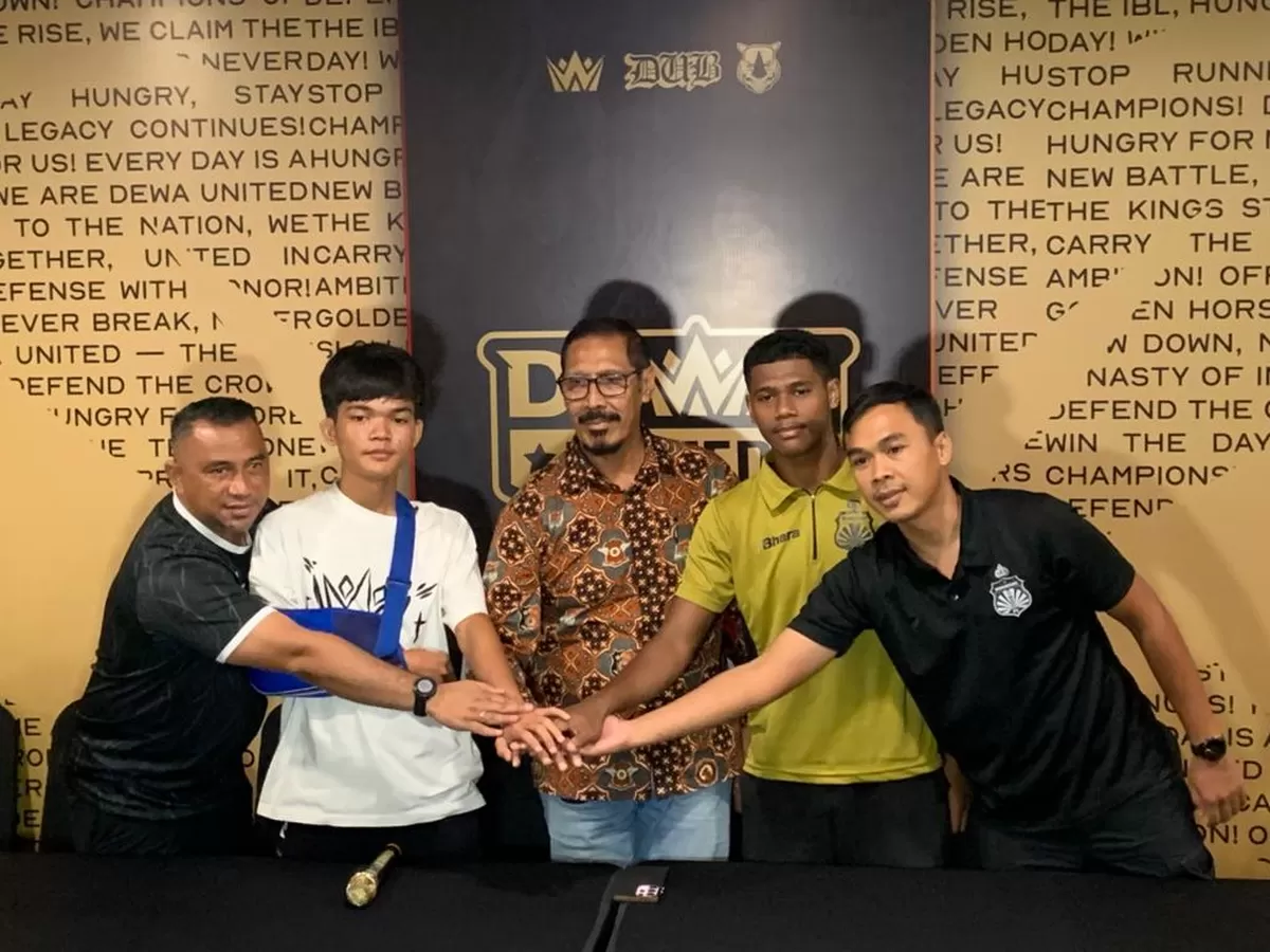 Direktur Akademi Dewa United Development Firman Utina, Pemain Dewa U20 Raka Nur Cholis, Direktur Akademi Bhayangkara Agus Carel, Pemain Bhayangkara U20 Fadly Alberto, Manajer Bhayangkara U20 Yongki P. (DEWA UNITED)