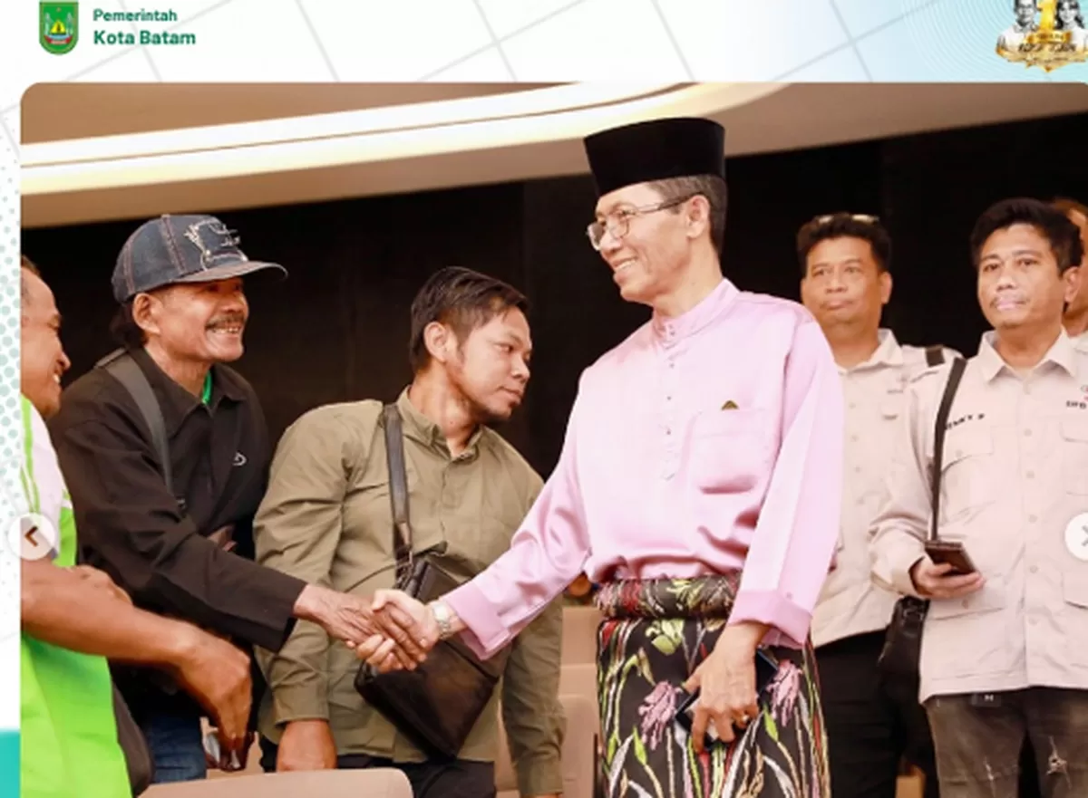 Walikota Batam Amsakar Achmad bersalaman dengan peserta saat menghadiri FGD Akselerasi Hilirisasi Sektor Ketahanan Pangan Lokal Provinsi Kepri. (Foto: Diskominfo Batam)