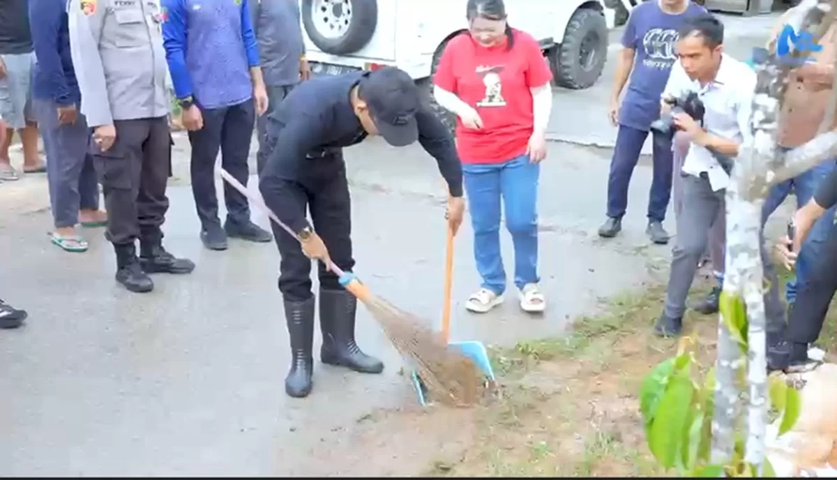 Walikota Batam Amsakar Achmad bersama warga Perumahan Gardan Raya menggelar goro dalam rangka mensukseskan Gema Batam ASRI.(Foto:tangkapan layar video)