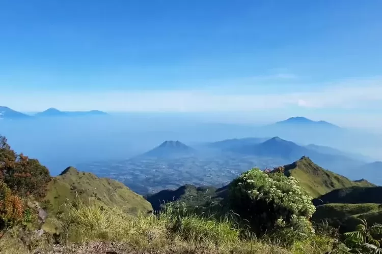 Wow Keren 8 Gunung Terlihat Dari Puncak Triangulasi Gunung Merbabu Indahnya Bak Negeri Di Atas 6979