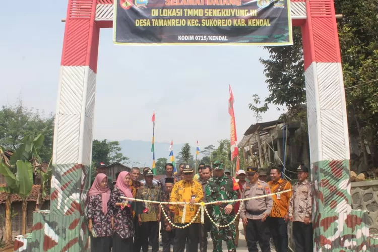Sekda Kendal meresmikan jalan hasil TMMD di Desa Tamanrejo Sukorejo bersama Dandim 0715 Kendal.  (dokumen pendim Kendal)
