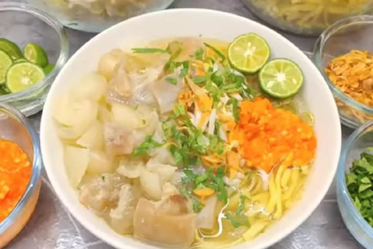 7 tempat terbaik menikmati mie kocok di Bandung dengan cita rasa autentik dan harga terjangkau.