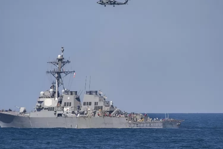 Helikopter Angkatan Laut Iran Berhasil Membuat Kapal Perang AS Mundur di Laut Oman