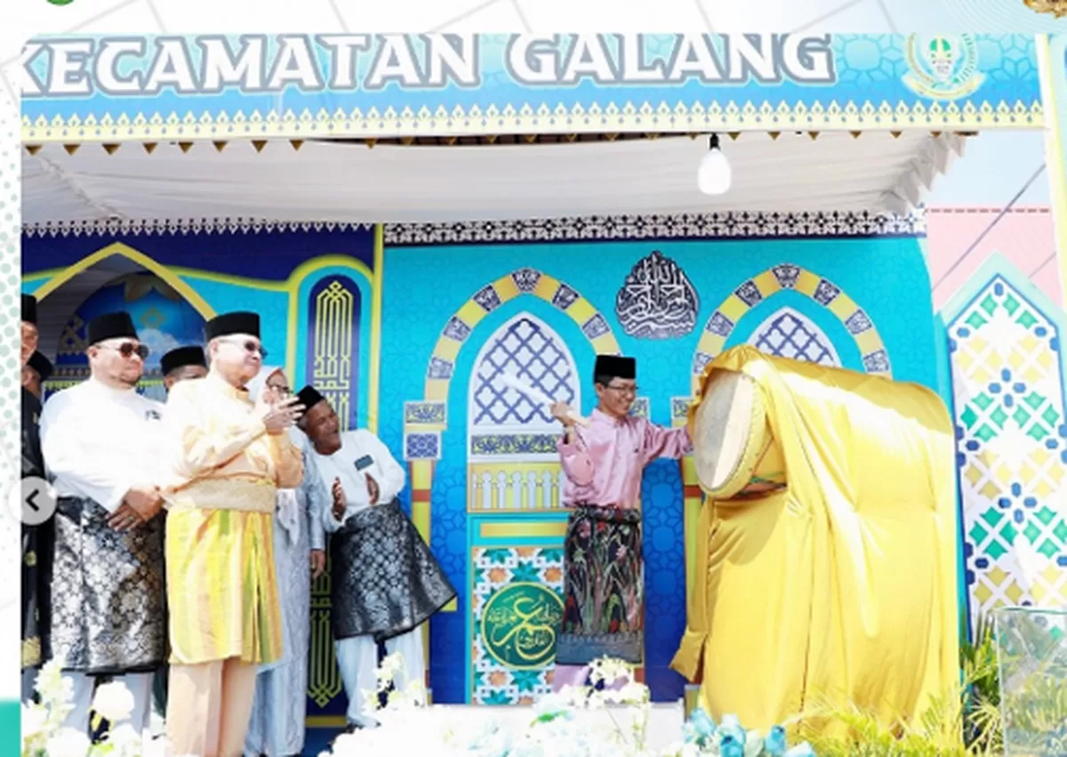 Walikota Batam Amsakar Achmad memukul bedug membuka kegiatan MTQH XXXIV Tingkat Kecamatan Galang Tahun 2026. (Foto: Diskominfo Batam)