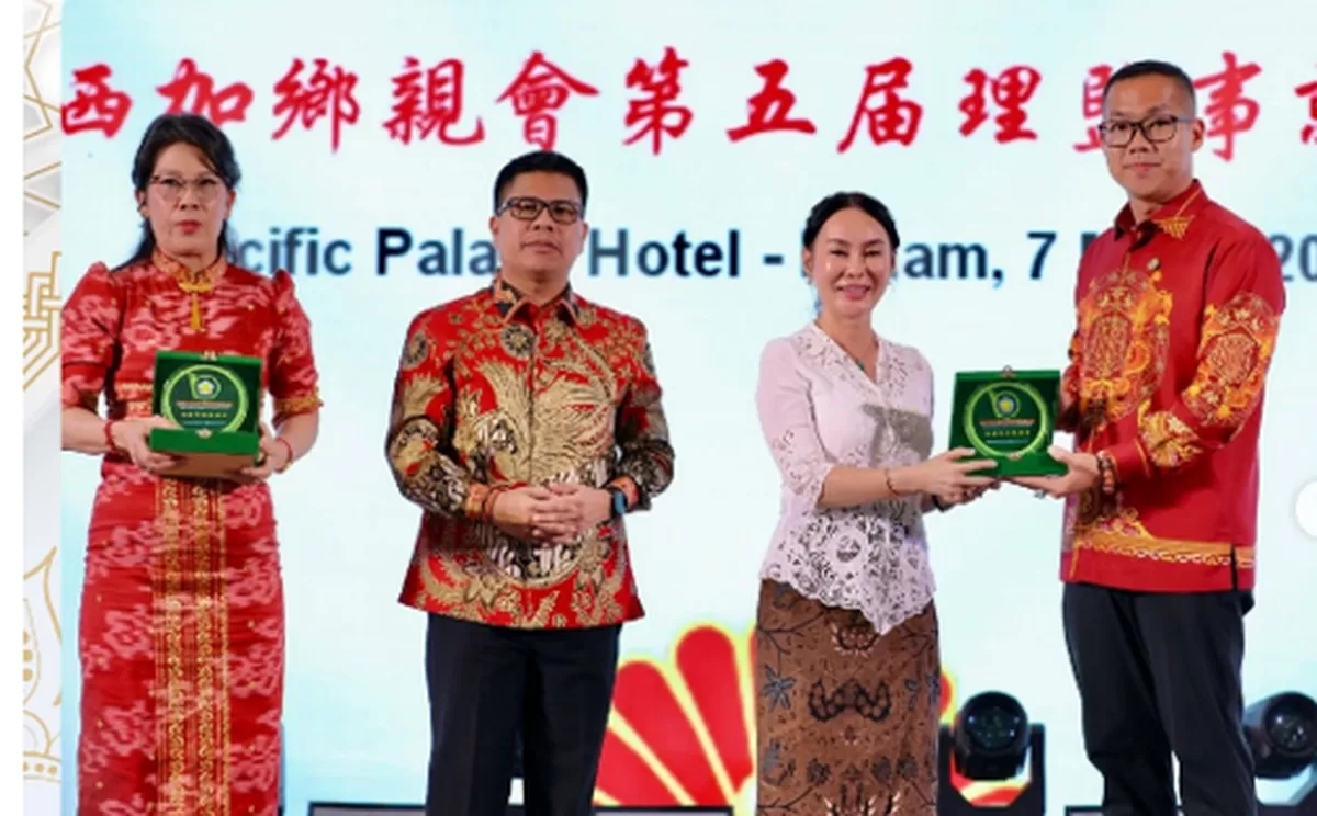 Wawako Batam saat menerima cindramata dari pengurus Perwakab Batam.(Foto:Diskominfo Batam)