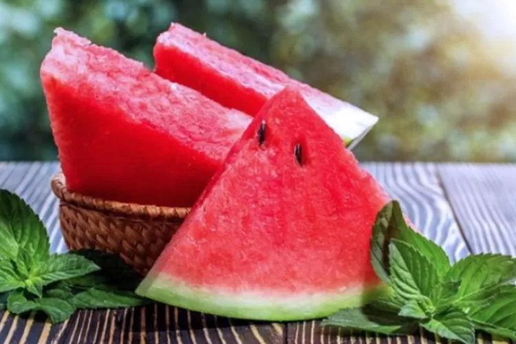 8 Buah yang wajib dikonsumsi untuk membantu menurumkan risiko asam urat, salah satunya adalah Semangka!