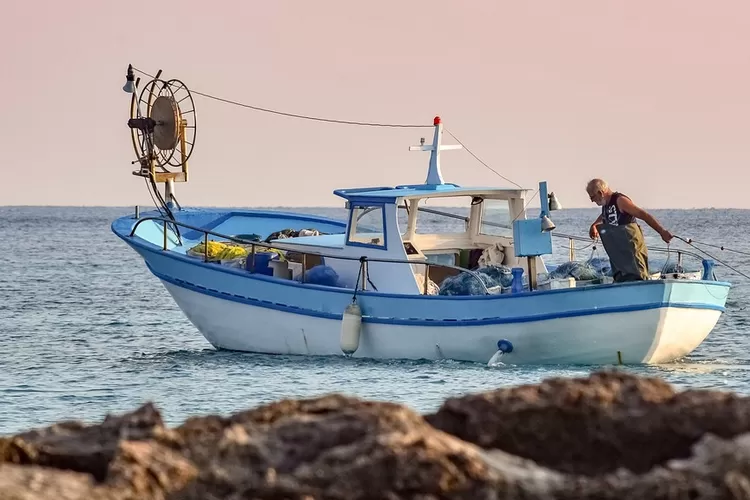 Ilustrasi nelayan yang akan pergi menangkap ikan. (dimitrisvetsikas1969)