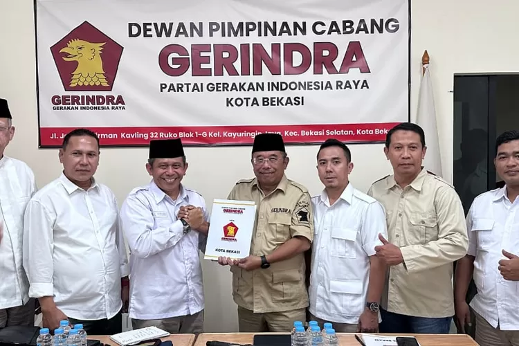 Brigjen (Purn) Kemal Hendrayadi (kiri) didampingi Ketua DPC Gerindra Kota Bekasi, Bambang Tahapan Sutopo (kanan) saat mendaftarkan diri sebagai bakal calon Wali Kota Bekasi belum lama ini. (FOTO: Humas Gerindra)
