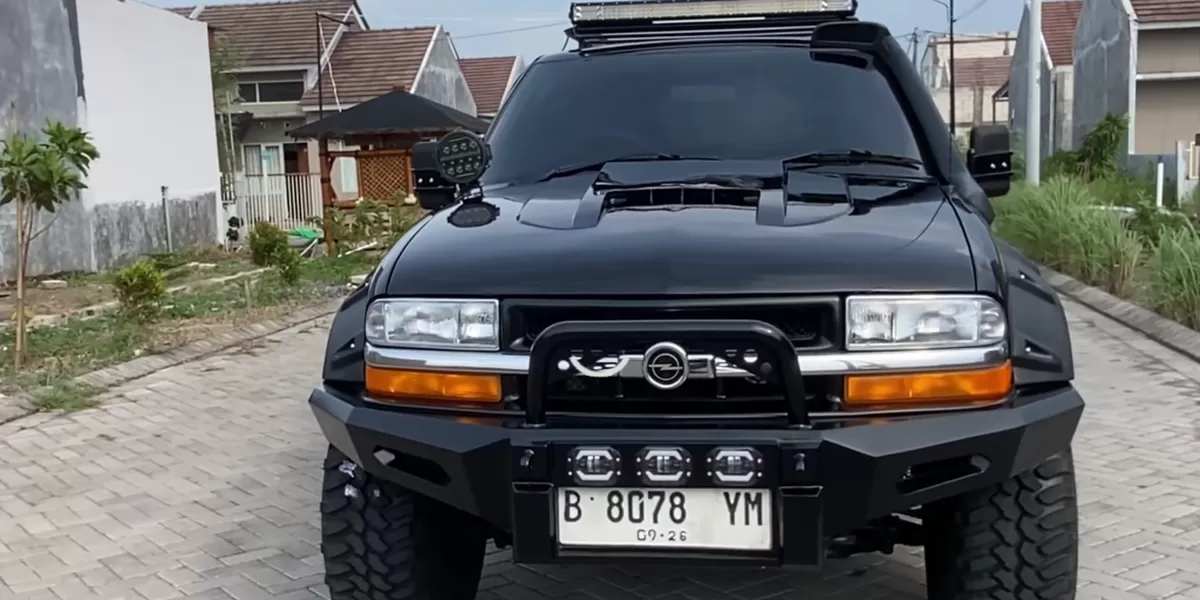 Opel Blazer Montera tahun 2000 yang baru saja selesai dimodifikasi total. (Tangkapan layar youtube@rumahblazersidoarjorbs8753)