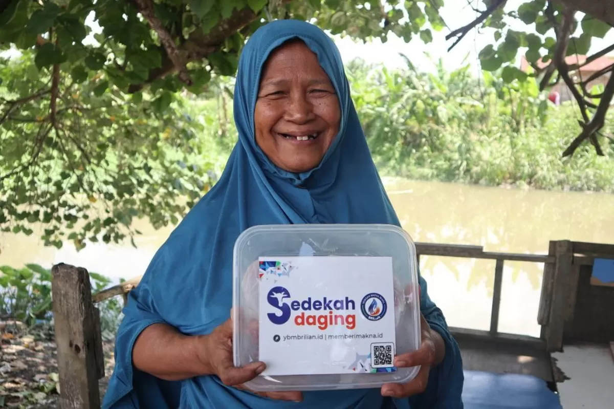 BRI Branch Office Pasuruan salurkan hewan kurban bagi masyarakat kurang mampu. (f: Ist)