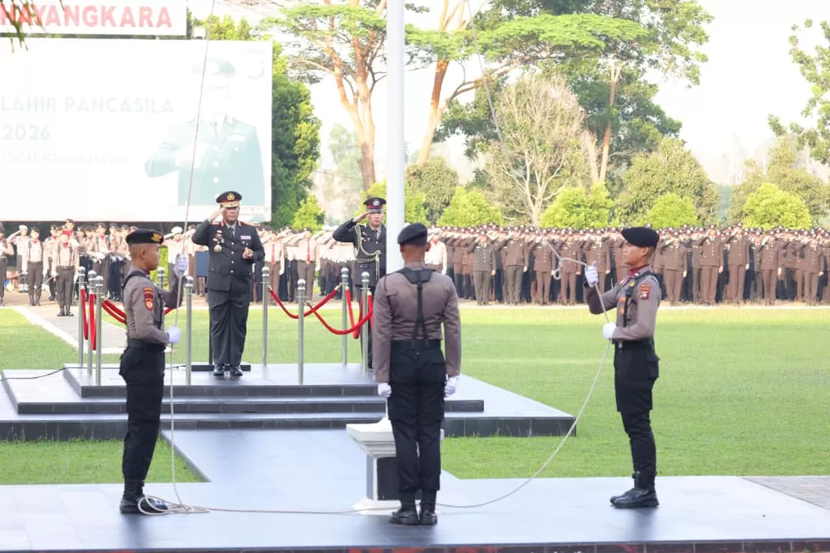 Peringatan Hari Lahir Pancasila, seluruh peserta upacara berikan penghormatan pada Bendera Merah Putih saat pengibaran. (Humas Polresta Barelang)
