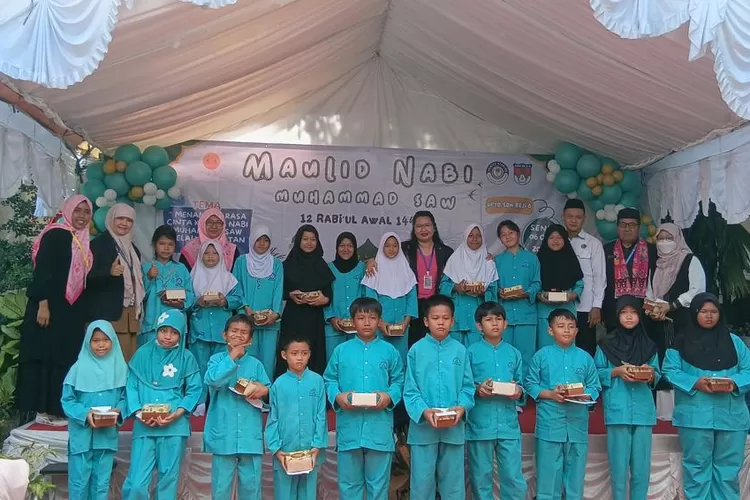 Kehangatan kegiatan maulid Nabi Muhammad SAW 1447H yang digelar SDN Beji 6 Jalan Bali No. 1 Kecamatan Beji, Kota Depok, Senin (6/10) Pagi. (RISKY DWI LESTARI/RADARDEPOK)