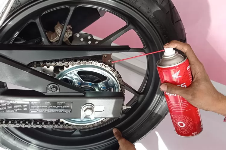 Ilustrasi cara perawatan sepeda motor paska mudik lebaran.