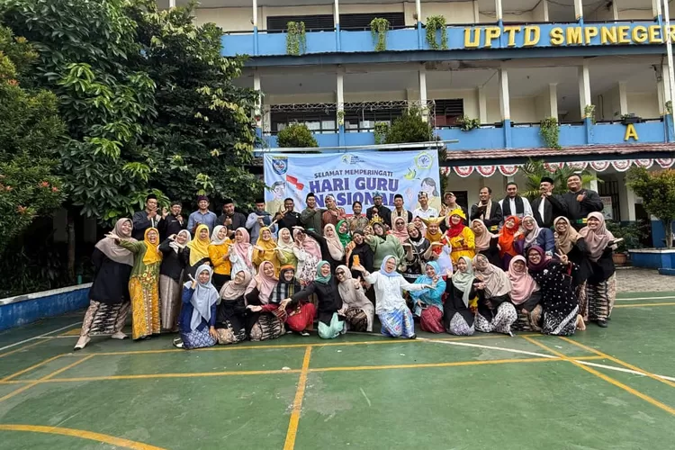 Ekspresi keceriaan para guru SMPN 20 Depok usai jadi petugas upacara dalam Memperingati Hari Guru Nasional (HGN) 2025.  (ANDIKA EKA/RADAR DEPOK)