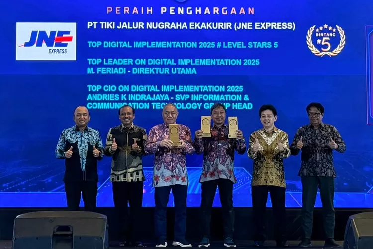 JNE berhasil meraih tiga penghargaan bergengsi dalam ajang TOP Digital Awards 2025.  (Foto: Dok. Istimewa)