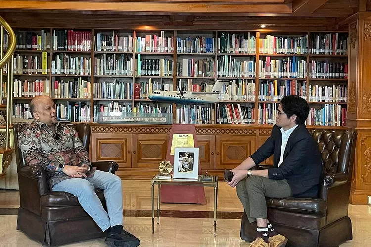 BICARA JAWA BARAT: Bakal Calon Gubernur Jawa Barat Ilham Akbar Habibie (kiri) saat berbincang dengan Pemimpin Redaksi Radar Bogor Ricki Noor Rachman di Wisma Habibie&ndash;Ainun, kawasan Patra Kuningan, Jakarta Selatan, Rabu (26/6). (Rivaldi/Radar Bogor)