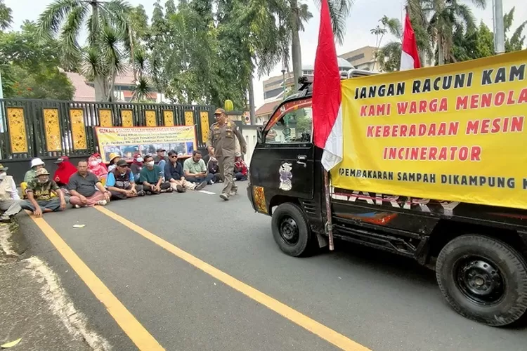 AKSI : Warga Kelurahan Abadijaya, Kecamatan Sukmajaya, Kota Depok melakukan aksi penolakan mesin pembakar sampah di Balaikota Depok, Jalan Margonda Kelurahan Depok, Kecamatan Pancoranmas, Depok, Selasa (4/2). (RISKY DWI LESTARI/RADAR DEPOK)