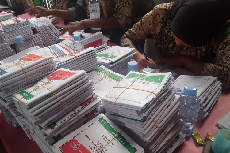 Hari Ini KPU Kota Bekasi menggelar PSL caleg Pemilu 2024 di 26 TPS, Sabtu (24/2/2024). (FOTO: Dharma/Suarakarya.id)