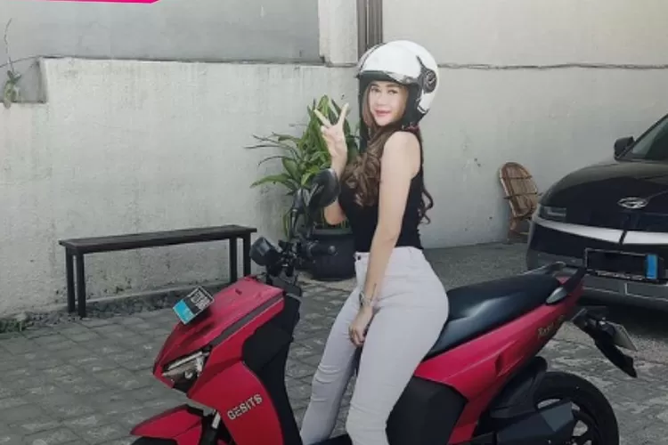 Aura Kasih Makin Seksi Naik Motor Listrik Simak Sederet Artis Papan