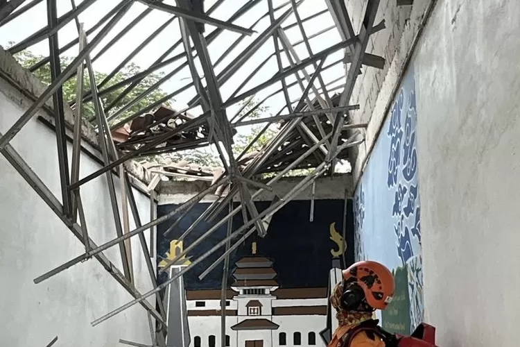 BPBD Kabupaten Bogor saat mengecek kondisi SMKN 1 Cileungsi yang ambruk. (BPBD)