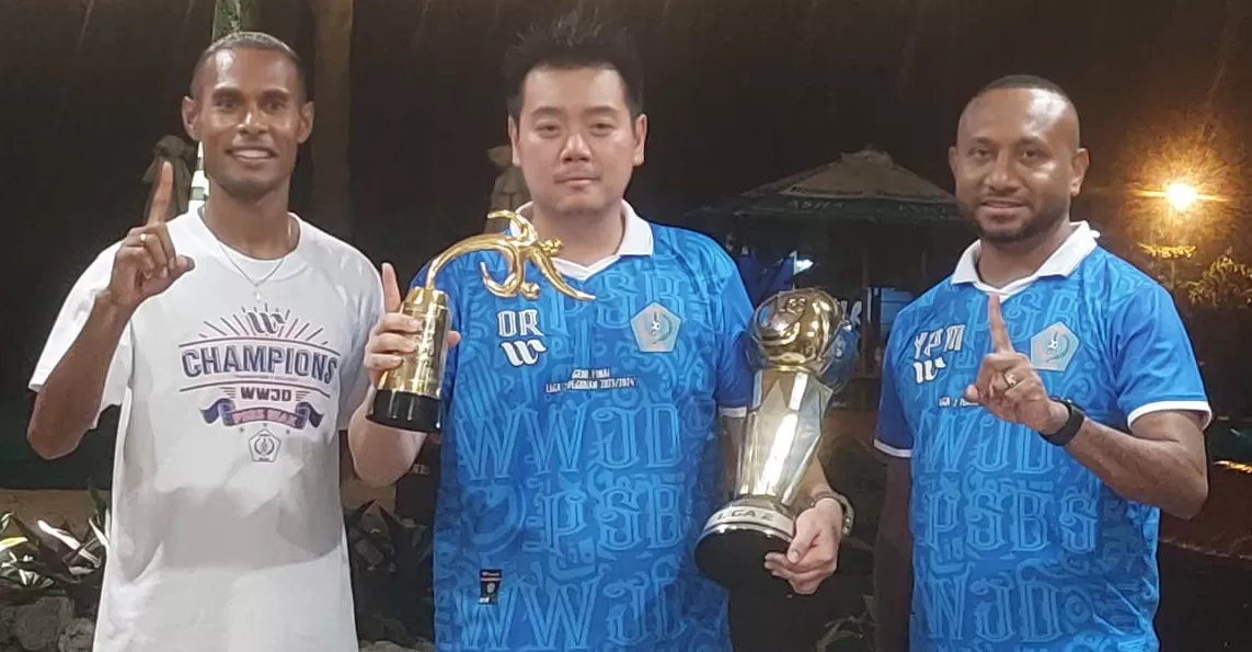 Owner Tim PSBS Biak, Owen Rahadian (tengah) bersama Manajer PSBS Biak, Yan Mandenas (kanan) dan Kapten PSBS Biak Ruben Sanadi (kiri). (CEPOSONLINE.COM/Hans Palen)