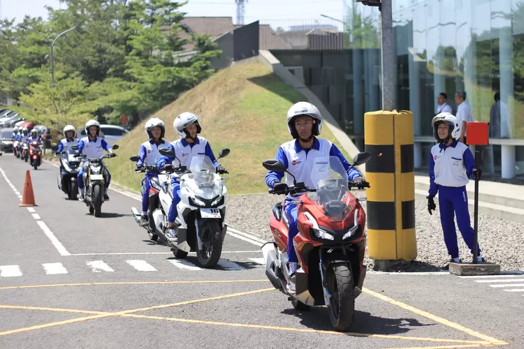 Perhatikan, berikut ini persiapan dan perlengkapan yang harus digunakan pengendara pemula saat berkendara. (PT Daya Adicipta Motora)
