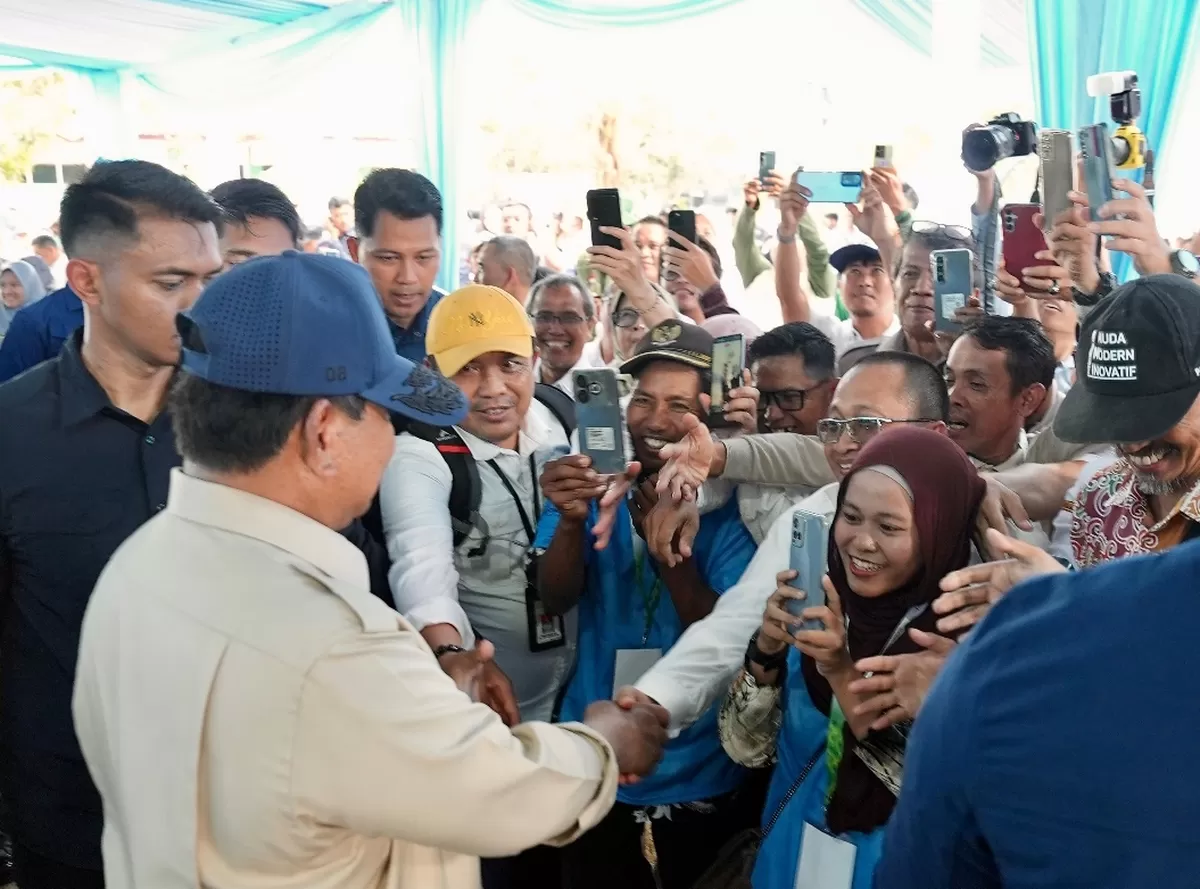 Petani di Kecamatan Cilembar, Kabupaten Karawang menyampaikan apresiasi sebesar-besarnya kepada Presiden RI Prabowo Subianto karena telah berkunjung ke wilayahnya pada Rabu (7/1/2026). (Kalimantansatu.com/Dok. Tim Media Presiden Prabowo Subianto)