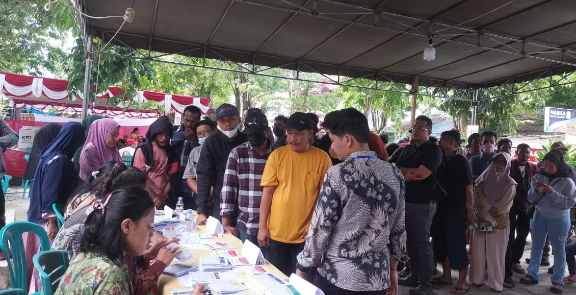 Pemungutan suara di TPS Jaya Asri Kota Jayapura, Rabu (14/2). (CEPOSONLINE.COM/HANS PALEN)