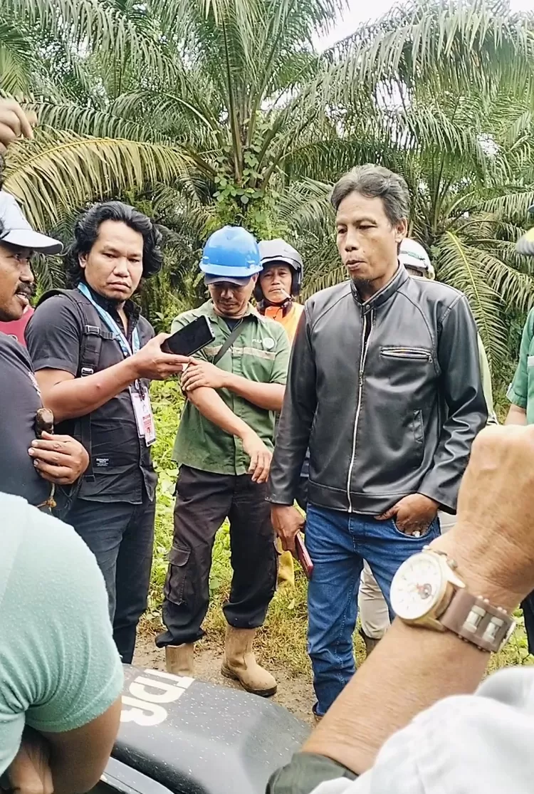 Pihak PT SJA Denius saat beradu argumen dengan praktisi hukum Fhalar Anwar. Foto: dok iNSulteng.id