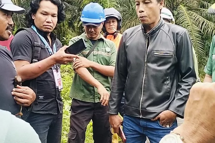 Pihak PT SJA Denius saat beradu argumen dengan praktisi hukum Fhalar Anwar. Foto: dok iNSulteng.id