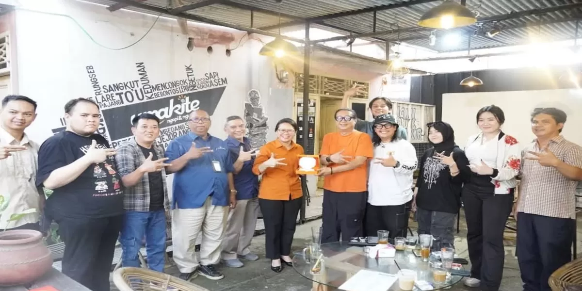 Badan Pusat Statistik (BPS) Provinsi Banten menjalin sinergi dengan Forum Ekonomi Kreatif (Fekraf) Banten dalam upaya memperkuat pengembangan sektor ekonomi kreatif daerah. Pertemuan berlangsung hangat di Kedai Umakite, Kota Serang, Senin (18/5/2026). (Kalimantansatu.com/Dok. BPS Banten)