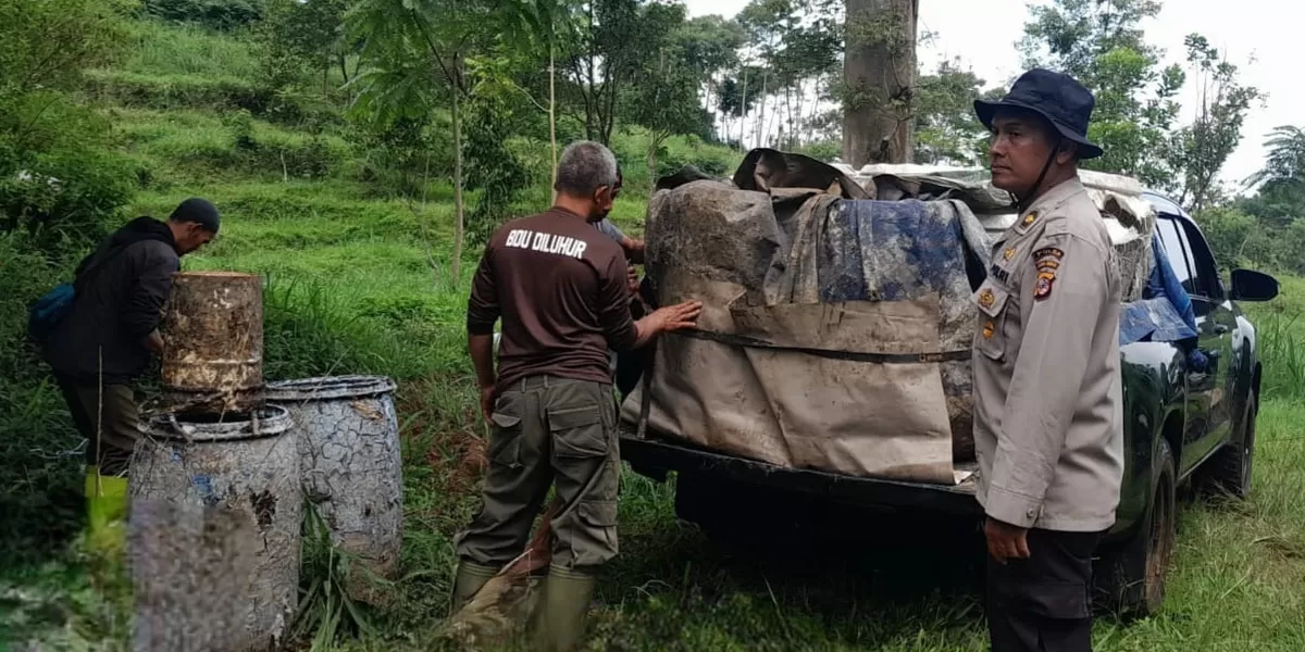 Perhutani KPH Bandung Utara dan Stakeholder Lakukan Pengawalan Angkutan Getah Pinus