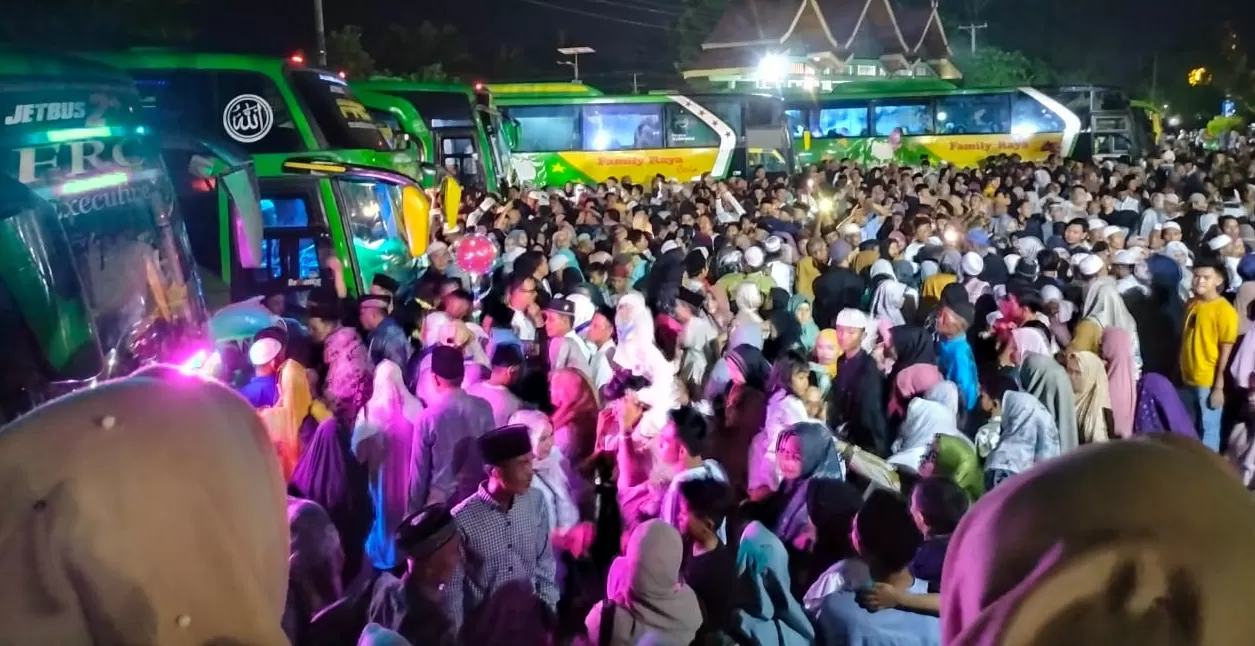 Ribuan warga memenuhi halaman masjid Agung Muaro Bungo karena ingin mengantar keluarganya naik haji (Metrojambi.com)