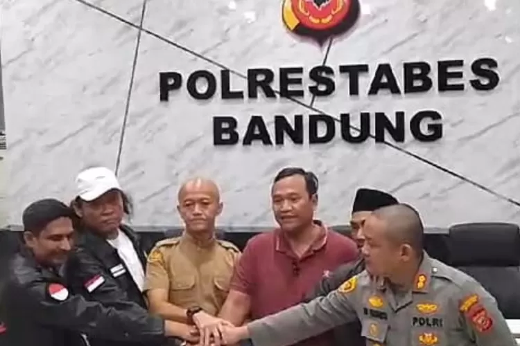 Pertemuan antara Gabryel Alexander Etwiorry, Ketua DPD GRIB Jaya Jawa Barat dengan Ketua MPW Pemuda Pancasila Jabar, Dian Rahadian dan Wakapolrestabes Bandung, di Polrestabes Bandung, Sabtu (18/1/2025) malam (Dok)