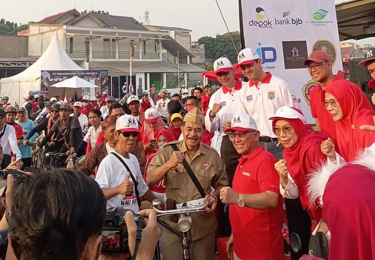 Walikota Depok Mohammad Idris, didampingi Kapolres Metro Depok Kombes Arya Perdana, dan Wakil Walikota Depok Imam Budi Hartono saat melepas peserta Fun Walk dan Fun Bike yang merupakan salah satu veteran pada puncak perayaan HUT ke 79 RI tingkat Kota Depok di White House, Kelurahan Sukatani,