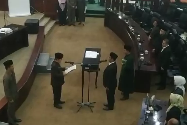Pergantian Antar Waktu (PAW), Ahmad Jayadih dilantik sebagai Anggota DPRD Kota Bekasi dalam agenda rapat paripurna DPRD Kota Bekasi, Sabtu (23/3/2024). (FOTO: Dharma/Suarakarya id)
