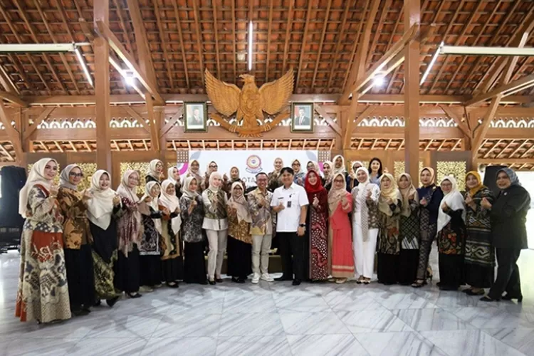 Pelantikan dan pengukuhan pengurus Ikatan Keluarga Istri Anggota Dewan (IKIAD) Kota Bandung masa bakti 2024-2029, di Pendopo Kota Bandung, Rabu 15 Januari 2025