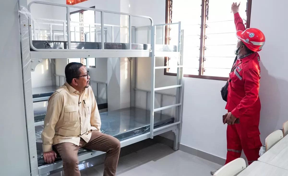 Kepala Badan Komunikasi Pemerintah (Bakom) RI, Muhammad Qodari, meninjau langsung progres pembangunan Sekolah Rakyat Terintegrasi 2 Kota Surabaya pada Selasa (28/7/2026). (Dok. Bakom RI)