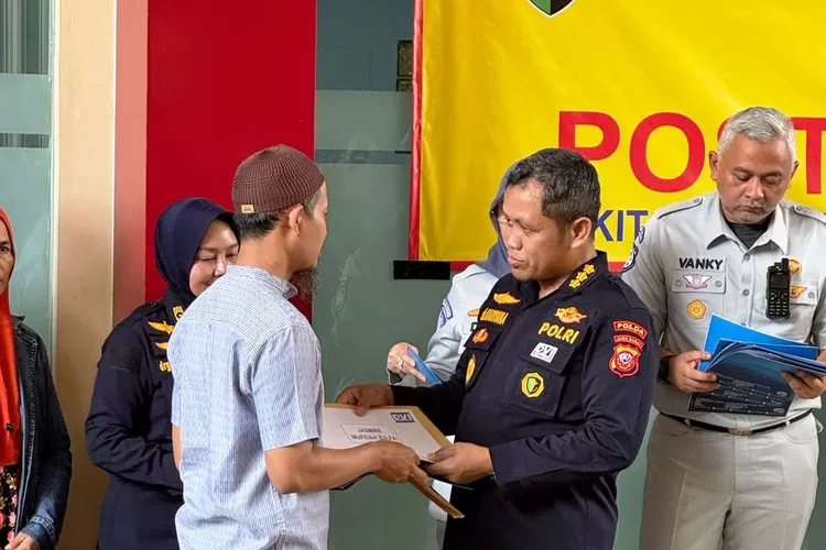 Penyerahan hasil DNA 2 korban kecelakaan di tol Japek dari pihak kepolisan di RS Polri Kramat Jati, Jakarta Timur, Senin (15/4). (DOK PRIBADI)