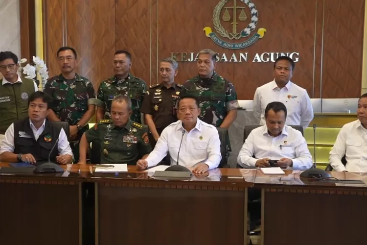 Jaksa Agung Muda Tindak Pidana Khusus Febrie Adriansyah (tengah) menyampaikan temuan Satgas PKH terkait dugaan pidana korporasi penyebab bencana di Sumatera. (Dok Kejaksaan RI)