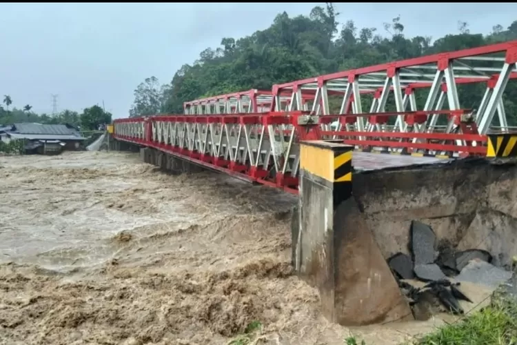 Salah satu jembatan terputus akibat banjir di Tapanuli Utara, Sumatera Utara. (BPBD Kabupaten Tapanuli Utara)