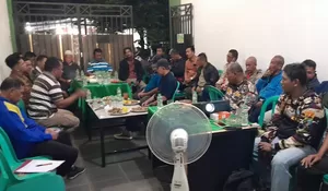 Koramil Cimanggis Depok Lakukan Komsos Bersama Ketua LPM, Tingkatkan Silaturahmi Dibalut Nobar Sepakbola