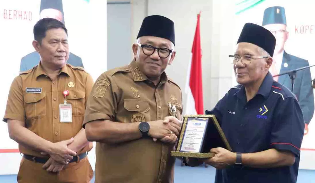 Walikota Tanjungpinang Lis Darmansyah bersalaman dengan Pengurusi Koperasi Darul Saadah Segamat Berhad, Yasiran bin Yaskom saat melakukan kunjungan ke kantor Walikota Tanjungpinang. (Foto:Diskominfo Tanjungpinang)