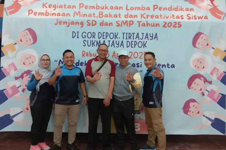 Kepala SMPN 30 Depok, Agus Prasetio (tengah) saat ikut dalam pembukaan lomba pendidikan, di GOR Kota Depok. (ANDIKA EKA/RADAR DEPOK)