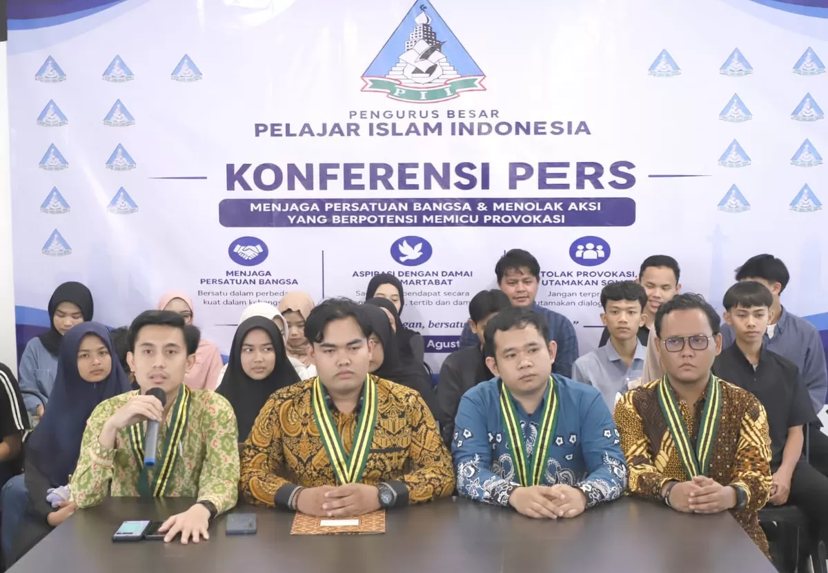 Ketua Umum PB PII Kevin Prayoga bersama jajaran Pengurus Besar Pelajar Islam Indonesia (PB PII) saat menggelar konferensi pers (Promedia Grup)