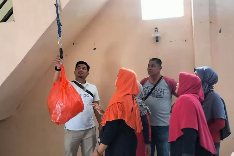 Warga sedang menimbang sampah di Bank Sampah Barokah RW7 Kelurahan Ratujaya, Kecamatan Cipayung, Depok. (IRFAN/RADAR DEPOK)