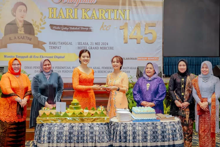 Hari Kartini ke 145 Kota Medan Tahun 2024, TP PKK Kota Medan menggelar fashion show Kebaya Nasional di Hotel Grand Mercure Jalan Sutomo Medan, Selasa (21/5/2024).