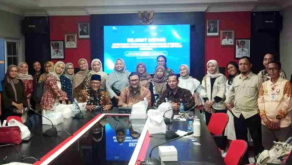 Direktur Perencanaan Peningkatan Produktivitas dan Pembangunan Tematik Bappenas RI, Uke Mohammad Hussein, foto bersama Peserta FGD. (Foto:Diskominfo Tanjungpinang)
