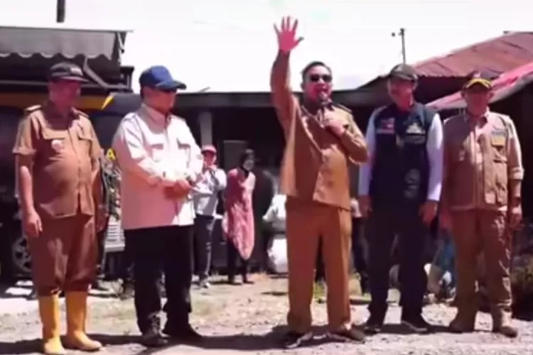 Aceh Tenggara Salim Fakhry yang berdiri disamping presiden Prabowo, 